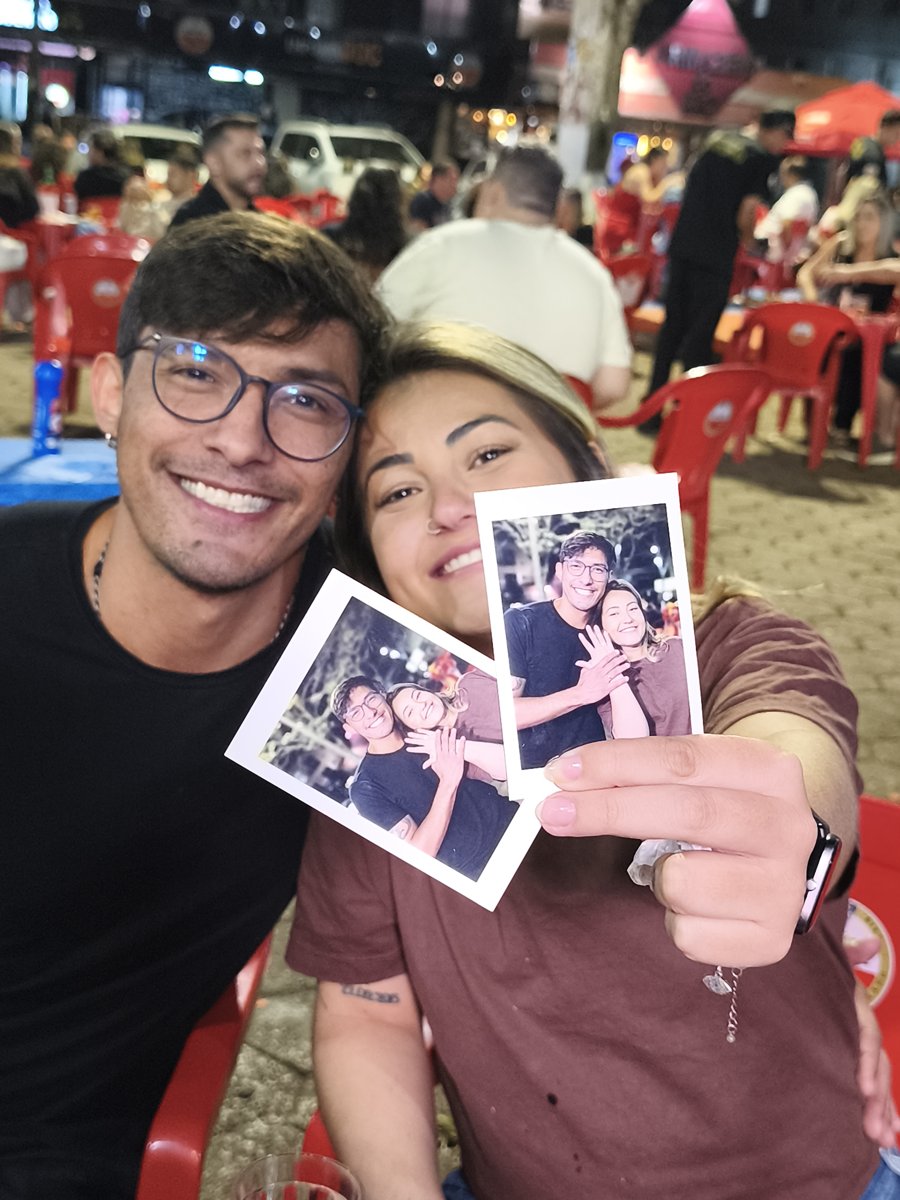 Ingrid e Pacelli com as fotos do Catálogo