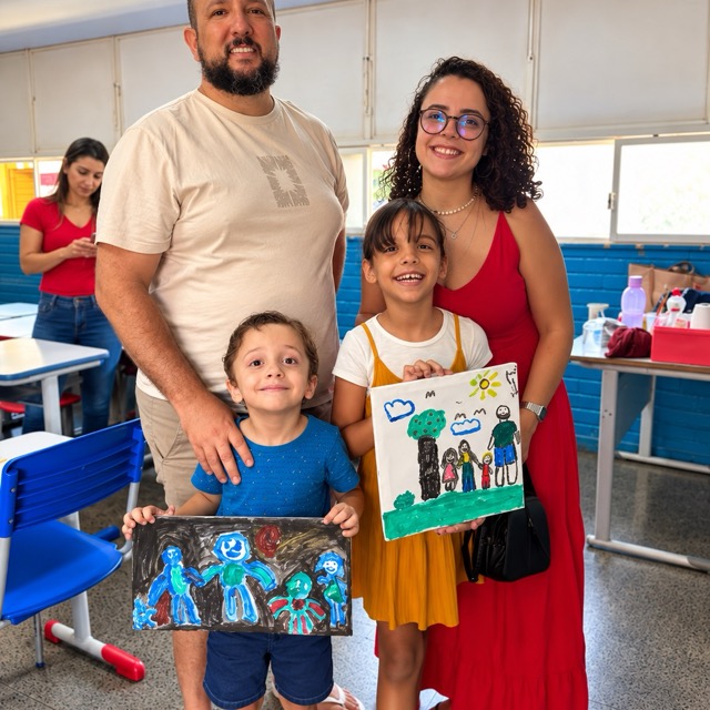 Samantha com a família na escola dos filhos