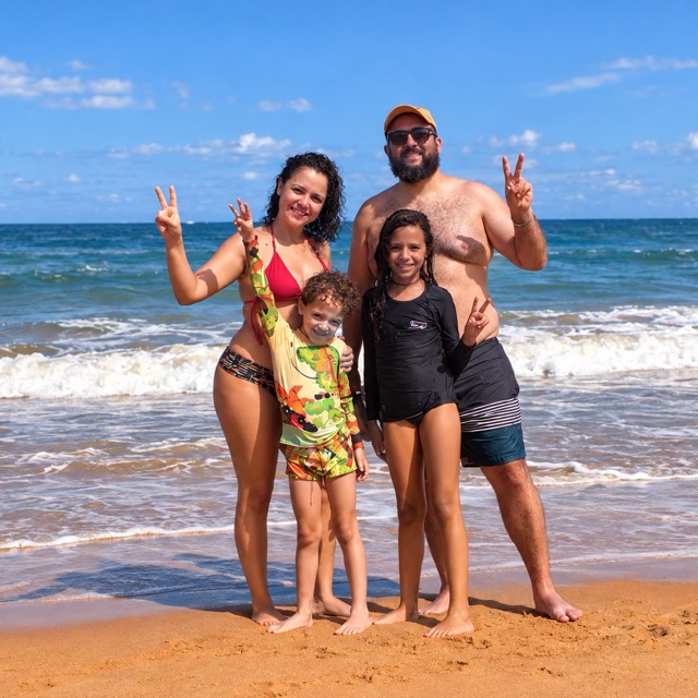 Samantha com a família na praia